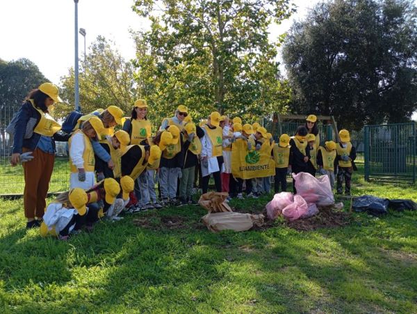 “Puliamo il mondo”, gli studenti della primaria impegnati nell’iniziativa di Legambiente