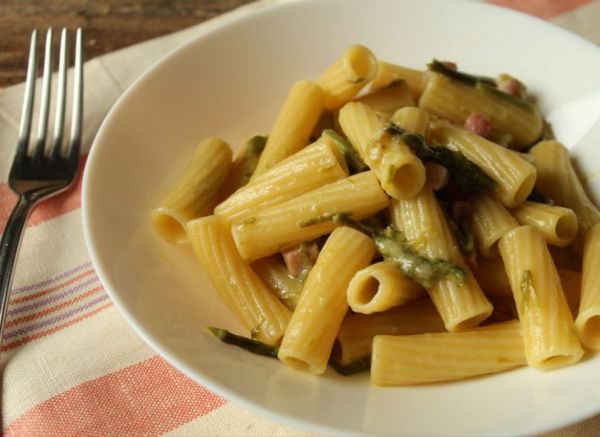 "In cucina con Giulia": rigatoni con asparagi selvatici e pancetta affumicata