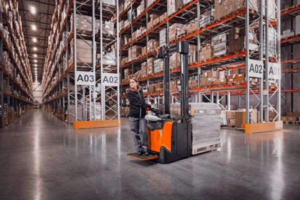 Magazzino piccolo? Come raddoppiare lo spazio di stoccaggio sfruttando l'altezza con i carrelli stoccatori