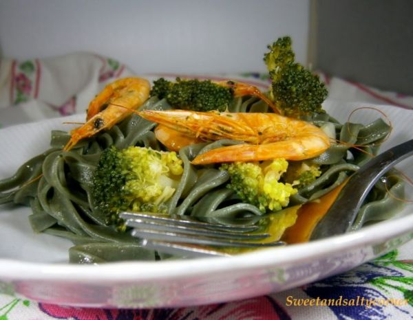 "In cucina con Giulia": tagliatelle all'alga spirulina con broccoli e gamberi