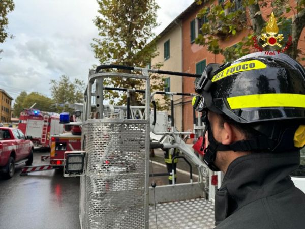 Grosseto, cede piccola porzione del tetto di un immobile di tre piani, intervengono i pompieri